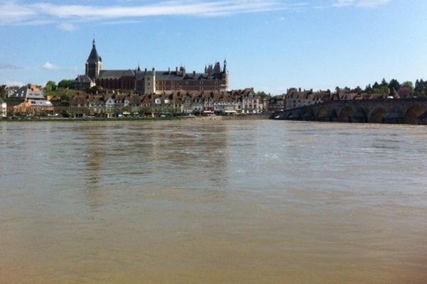 La Loire en crue à Gien (Loiret) le 6 mai. Lundi matin, la hauteur d'eau atteignait 3m67 sous le pont, loin du seuil d'alerte de décembre 2003 où le niveau était monté jusqu'à 5m05.