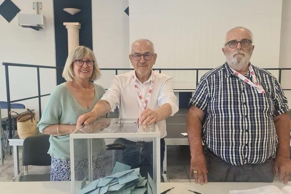 Découvrez les résultats des élections législatives en Ardèche, par commune et par circonscription. Photo : bureau de vote numéro 6 à Privas, lors du seocnd tour.