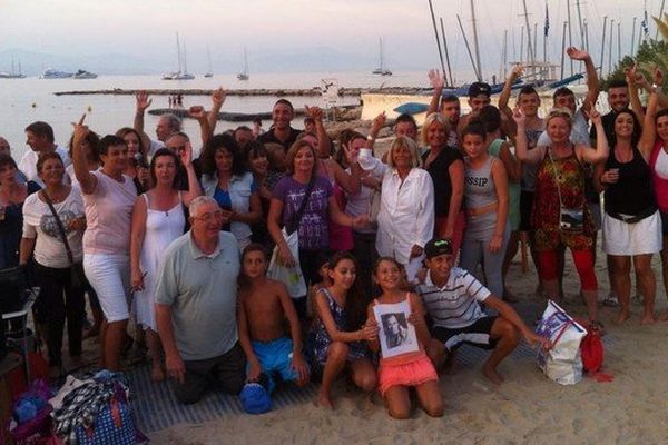 Le petit groupe de fans sur la plage du Ponteil à Antibes pour leur soirée spéciale.