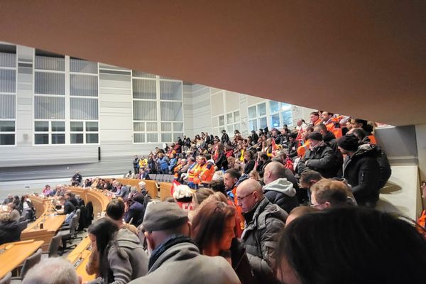 Environ 300 grévistes ont réussi à envahir la salle de réunion du Conseil départemental de Haute-Garonne en pleine séance plénière, mardi 10 décembre 2024.