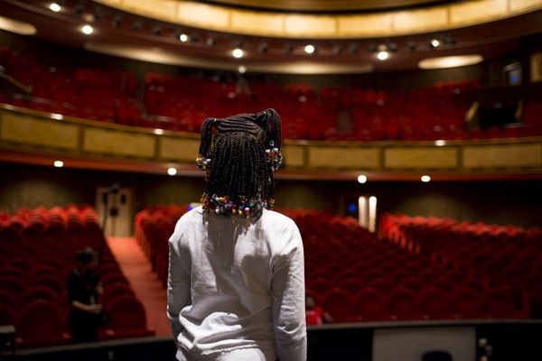 Une enfant découvre l'Opéra de Limoges 