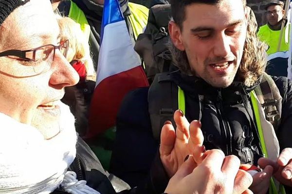 Mourad a demandé Virginie en mariage au départ de la manifestation à Belfort.