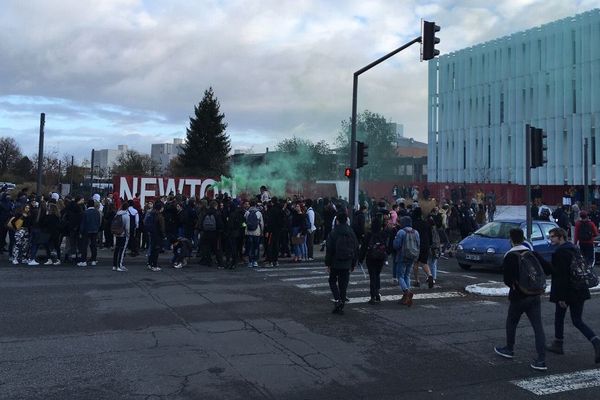 En Béarn, entre 200 et 250 lycéens se sont rassemblés devant le lycée Saint John Perse, à Pau,jeudi matin.