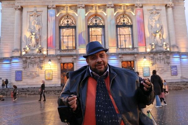 Tanguy Revel devant l'opéra de Lille.