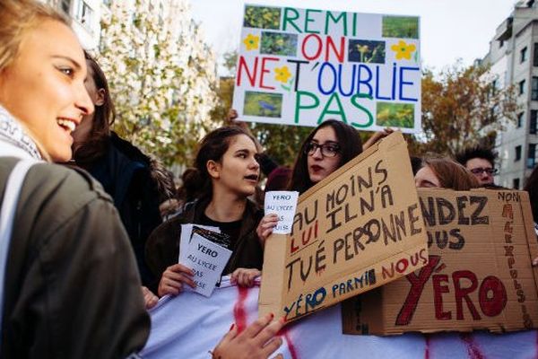 Manifestation des lyceens pour Remi Fraisse ainsi que pour Yero, un jeune lyceen risquand l expulsion vers le Senegal. Une jeune femme porte une pancarte "rendez nous Yero, non a l expulsion".