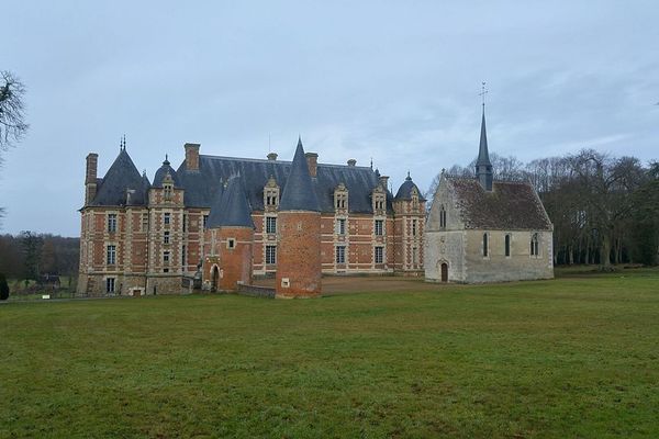 Dans l'Eure, à Gouville, le Château de Chambray passera ce dimanche sous un froid soleil d'hiver.