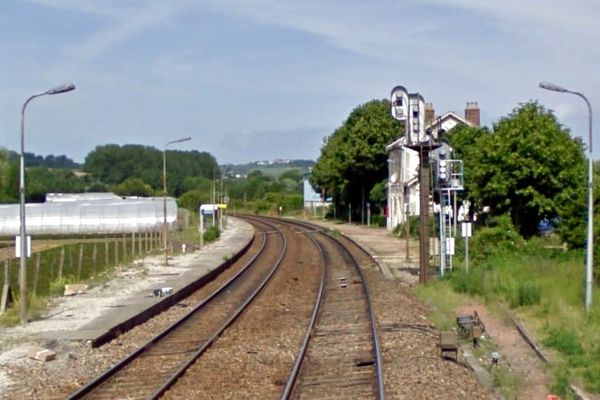 La victime était assise sur le bord du quai lorsque le train est passé.