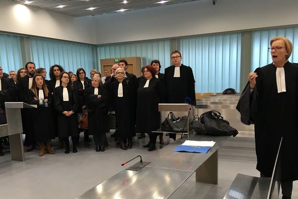 Les avocats ont menés une action à l'ouverture des salles d'audience, au tribunal de grande instance de Caen.