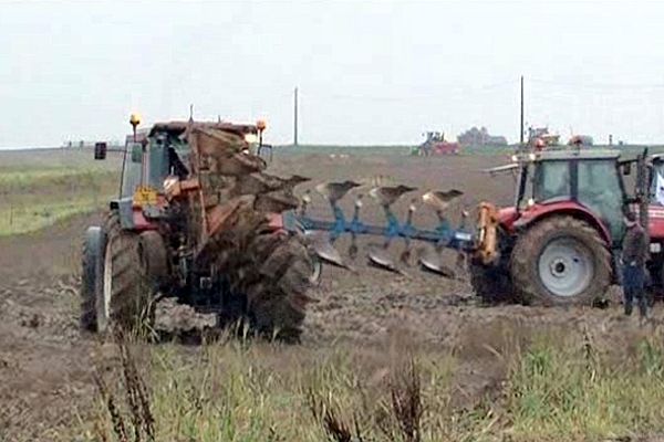 Une manifestation de jeunes agriculteurs pour protester contre la disparition des terres agricoles.