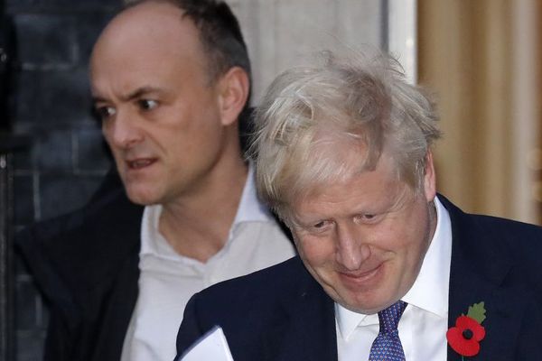 Le Premier ministre britannique Boris Johnson et son conseiller spécial Dominic Cummings (à gauche).