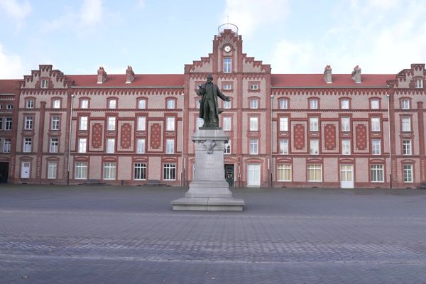 Gigantesque complexe de bâtiments érigé au XIXe siècle pour les ouvriers de M. Godin (statue), le familistère de Guise accueille depuis 2011 des spectacles et concerts.