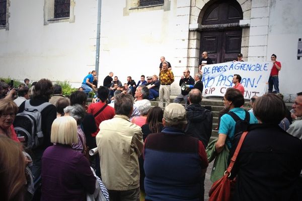 Le rassemblement en hommage à Clément Méric a débuté à 19 heures, à Grenoble.