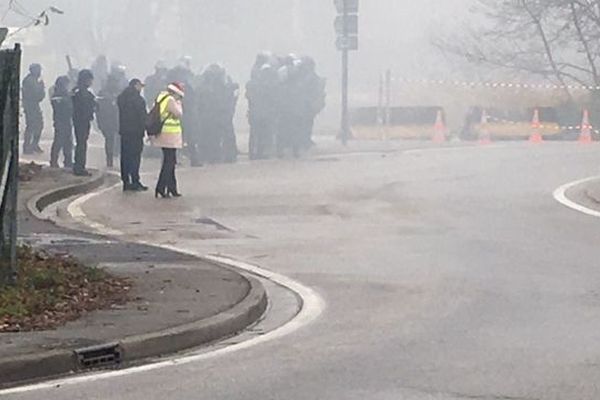 Les forces de l'ordre ont eu recours à des gaz lacrymogènes pour repousser les manifestants 