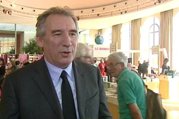 François Bayrou au salon "Les idées mènent le monde" de Pau, le 21 novembre.