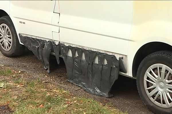 Ce matin du 11 juin, les voitures brûlées ont été enlevées. Seules traces visibles de l'incendie, le revêtement de sol a carbonisé et les parties plastiques du camion avoisinant l'incendie ont fondu.