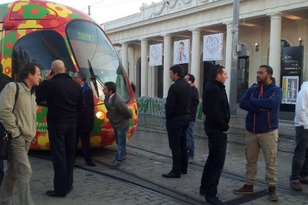 Une trentaine de taxis bloquent la ligne 2 du tramway