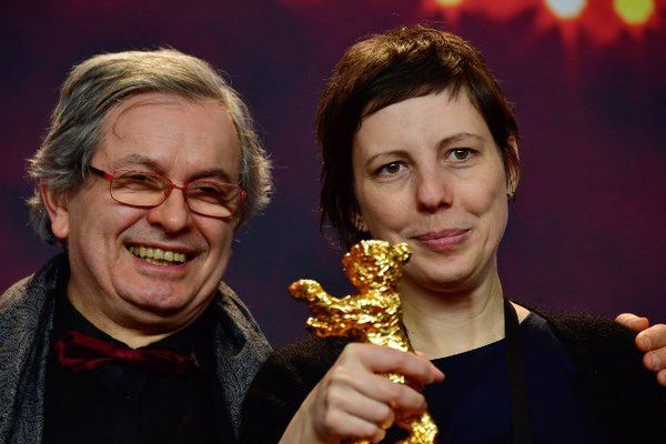 La réalisatrice Adina Pintilie et Philippe Avril après la réception de l'Ours d'Or de la 68ème Berlinale pour "Touch Me Not", le 24 février.