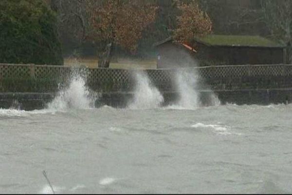 Les vents, très violents, pourront atteindre aujourd'hui 130 km/h. Le retour à la normale est prévu mercredi en fin de journée, annonce Météo France