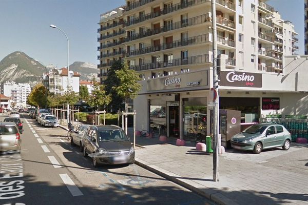 Le magasin Casino Shop, situé rue des eaux claires à Grenoble