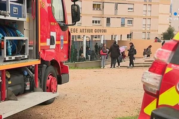 Les 700 élèves du collège ont été évacués. 