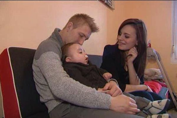 Romain, Morgane et leur fils Ayden, 18 mois, atteint d'une maladie rare.