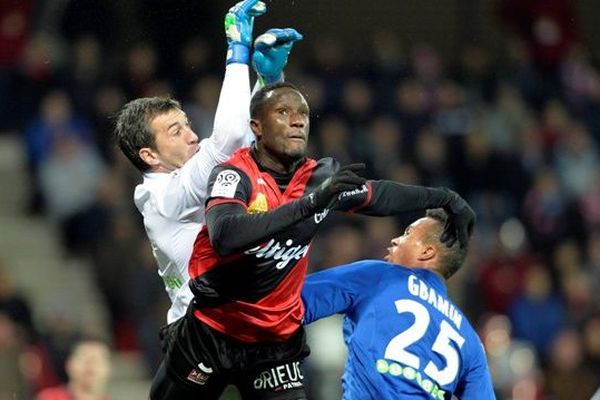 Guingamp-Lens, le 10 janvier 2015 : Brou Benjamin ANGOUA (Guingamp ) face au gardien Rudy RIOU (Lens) 