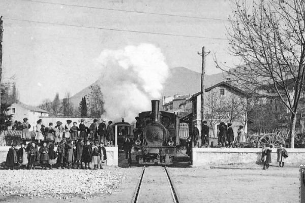 Le train a circulé de 1893 à 1936 entre Dieulefit et Montélimar. Il a complètement désenclavé Dieulefit dans la Drôme.