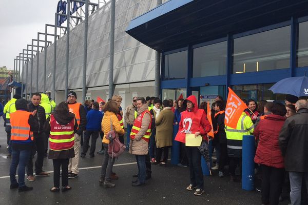 Une quarantaine de salariés de l'enseigne de Carrefour Guéret s'est mobilisée ce samedi 31 mars.