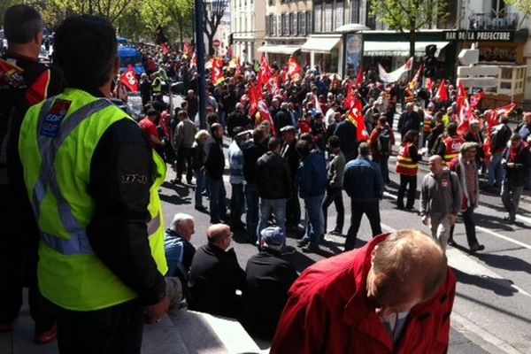 Un millier d'agents ERDF venus de toute la France se rassemblent devant la préfecture à Clermont-Ferrand pour soutenir leurs collègues de Montluçon.