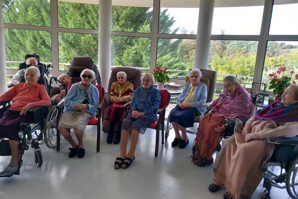 L'Ehpad de Mirande dans le Gers accueille dix centenaires. Neuf d'entre elles ont pris la pose pour l'occasion.
