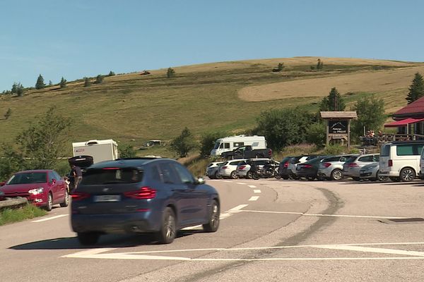 Faut-il interdire l'accès à la route des crètes ? Chaque été, le débat est relancé dans les Vosges face à la surfréquentation du massif