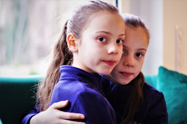 Valeria et Vlada, 8 ans, sont arrivées à Avallon, en Bourgogne, ce jeudi 3 mars 2022. Elles ont parcouru plus de 2000km depuis Kharkiv, deuxième plus grande ville d'Ukraine, cible des bombardements russes.