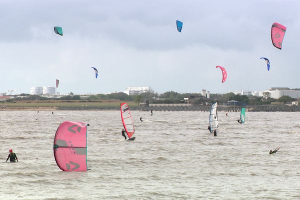 Les amateurs de kitesurf ou de funboard sont nombreux sur la plage d'Aytré