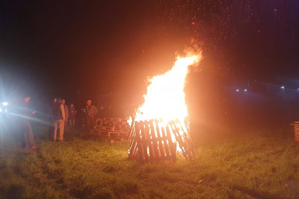 Une trentaine d'agriculteurs se sont donné rendez-vous à Mornant, dans le Rhône, pour allumer un feu de la colère