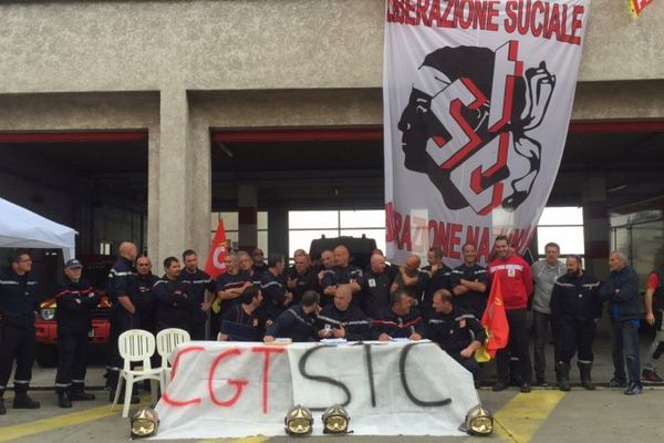 Les syndicats de pompiers de Haute-Corse donnent une conférence de presse devant le centre de secours à Bastia, le 10 mai 2016.