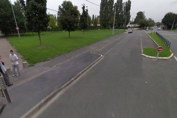 Début d'une voie piétonne (à gauche) rue de Lomprez à Valenciennes. 