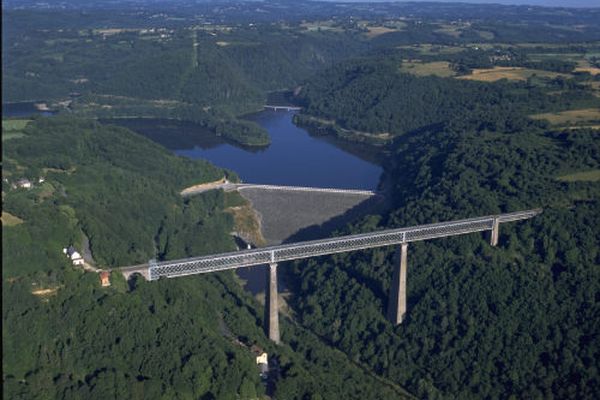 Avec ses 69 millions de mètres cubes, la retenue du barrage des Fades dans le Puy-de-Dôme est l'une des plus importantes d'Auvergne.