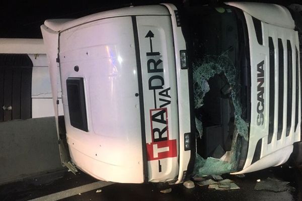 Le camion accidenté, mercredi vers 18h00 sur l’autoroute A10 au nord de Châtellerault en direction de Tours.