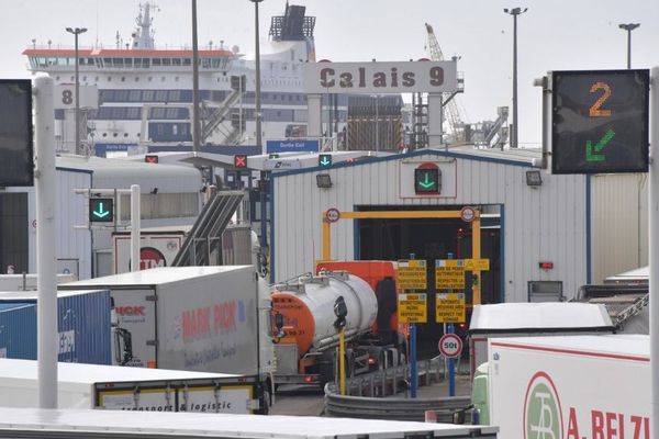 Des poids lourds soumis à un contrôle frontalier au port de Calais, avant d'embarquer sur un ferry pour l'Angleterre.