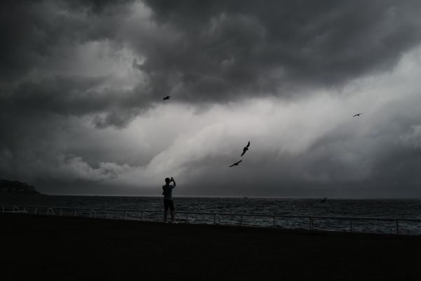 Météo orageuse sur la Promenade des Anglais à Nice / Côte d'Azur