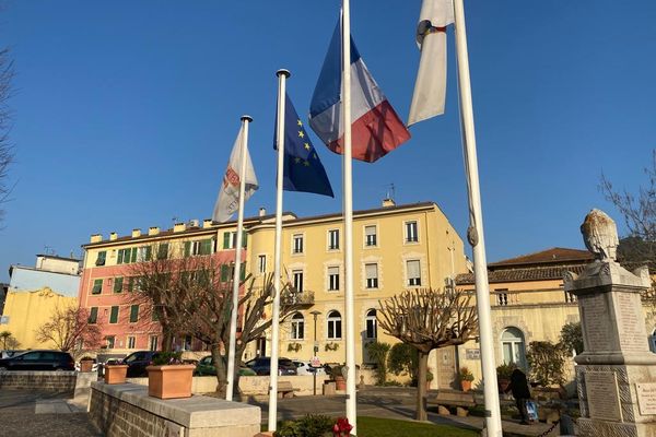 La place de l'hôtel de Ville de La Trinité.