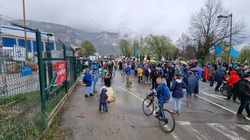 En fin de matinée, les manifestants se sont rendus devant l'usine de STMicroelectronics.