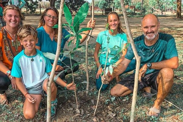 Virginie Pallarès avec son mari et ses enfants en Inde