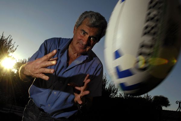  René FONTES, ancien DRH de Michelin et ex-président du club de rugby l' AS Montferrand - Clermont Auvergne photographie dans sa résidence d'Eygalieres en 2007.