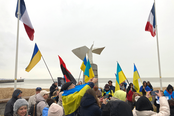 Deux associations ont organisé un rassemblement à Saint-Nazaire pour commémorer l'année de guerre en Ukraine.