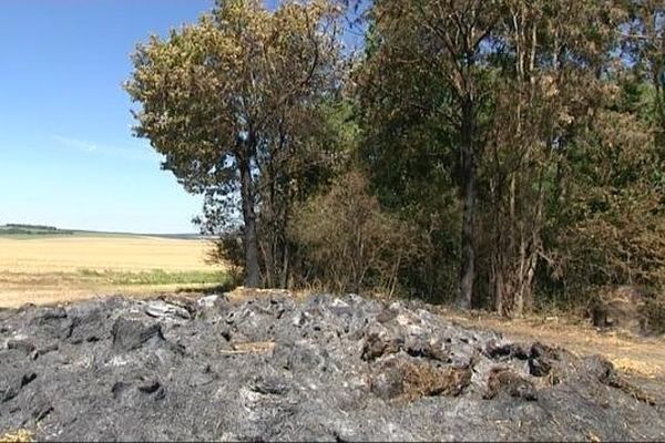 Ce tas de cendres est tout ce qu'il reste des 30 tonnes de paille, disparues dans la nuit de dimanche à lundi.