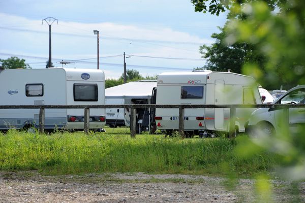 Ce dimanche 2 juin, une centaine de caravanes s’est installée illégalement sur le stade Miart à Blanquefort (image d'illustration)