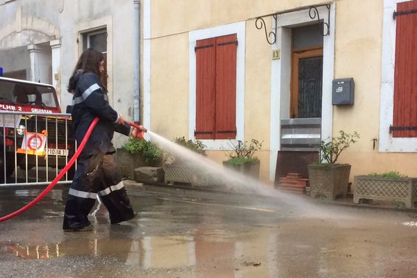 Bize-Minervois (Aude) - le nettoyage débute avec la décrue - 14 février 2017.