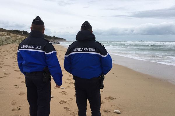 Les gendarmes patrouillent sur les plages de l'Île de Ré à la recherche d'éventuels ballots de cocaïne. 