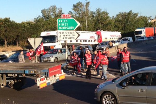 Le blocage des routiers crée des embouteillages entre Fos-sur-Mer et Marseille sur la N568.